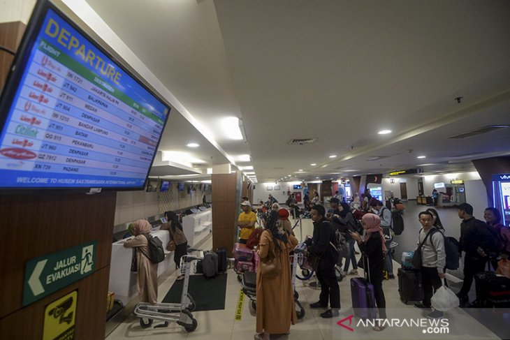 Pemudik di Bandara Husein menurun 