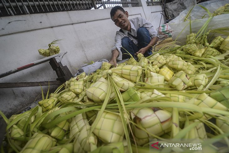 Produksi ketupat lebaran 