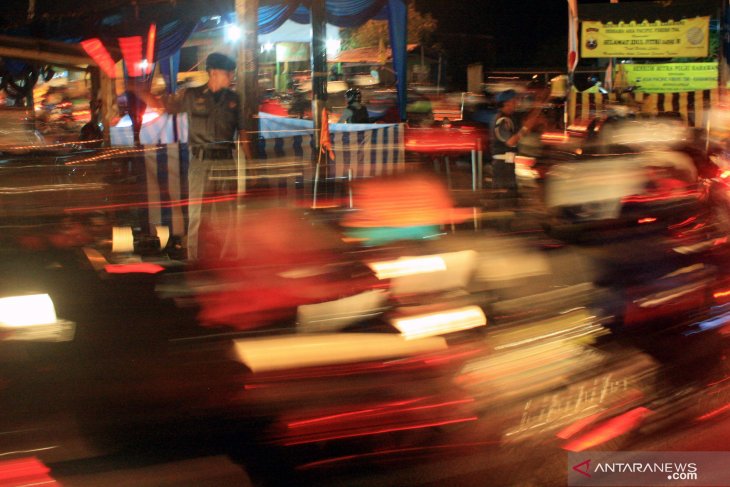 Pemudik bermotor jalur Pantura Karawang masih ramai