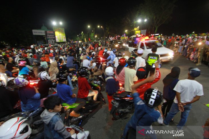 Warga Menyaksikan Takbiran Keliling