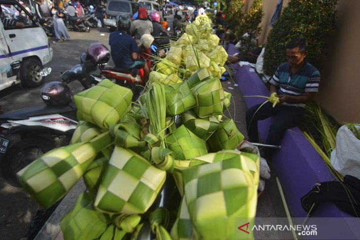 Pedagang musiman ketupat lebaran 