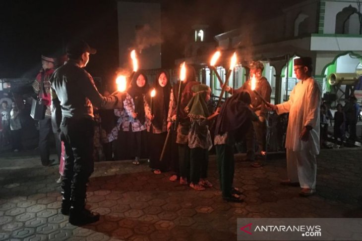 Warga Ranggung ikuti lomba pawai obor sambut hari Raya Idul Fitri