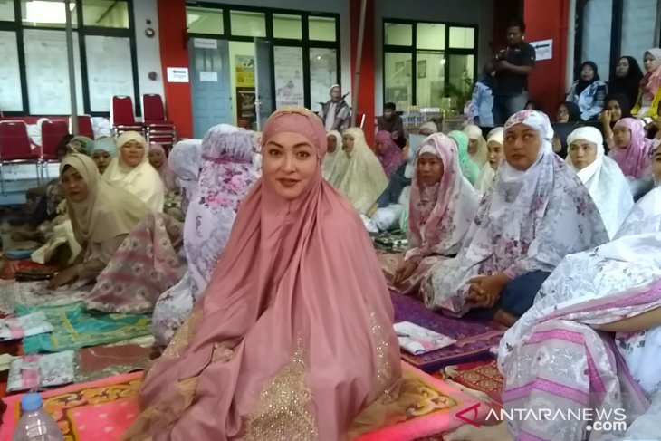 Angelina Sondakh Shalat Id dengan Mukena pink di Lapas Pondok Bambu