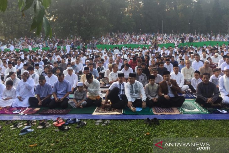 Wali Kota bersama ratusan warga shalat Idul Fitri di Kebun Raya Bogor