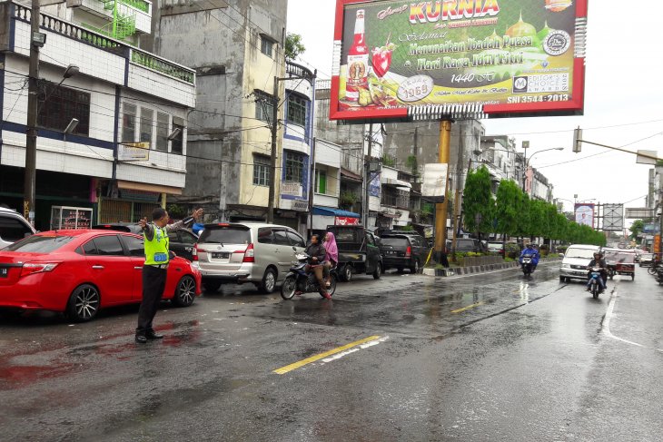 Kemacatan panjang kendaraan di Jalinsum dari Langkat ...