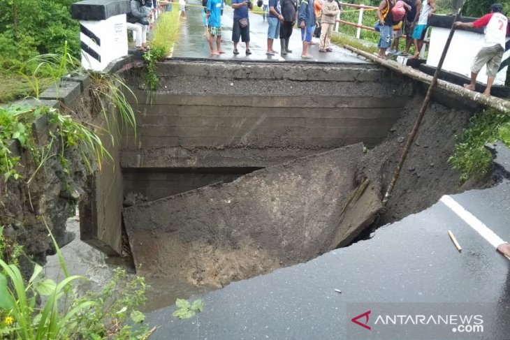 PU jalan trans Seram bisa dilalui kendaraan kapasitas terbatas