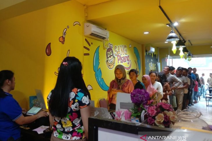 Ratusan konsumen serbu Sang Pisang
