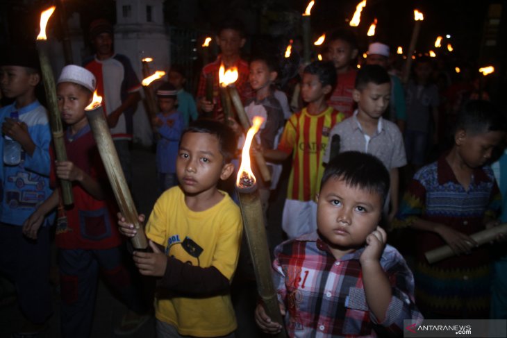 Pawai Obor Sambut Idul Fitri