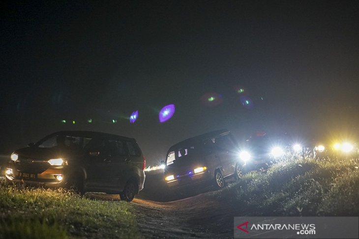 Pemudik terobos parit pembatas jalan 