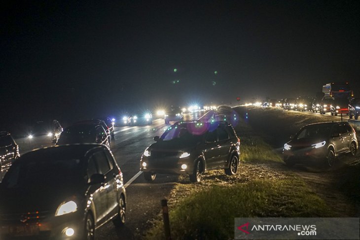 Pemudik terobos parit pembatas jalan 