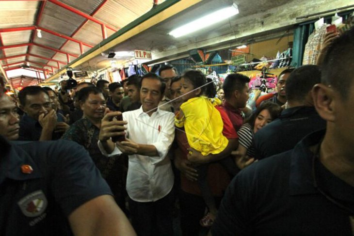 Presiden Jokowi belanja di pasar Beringharjo