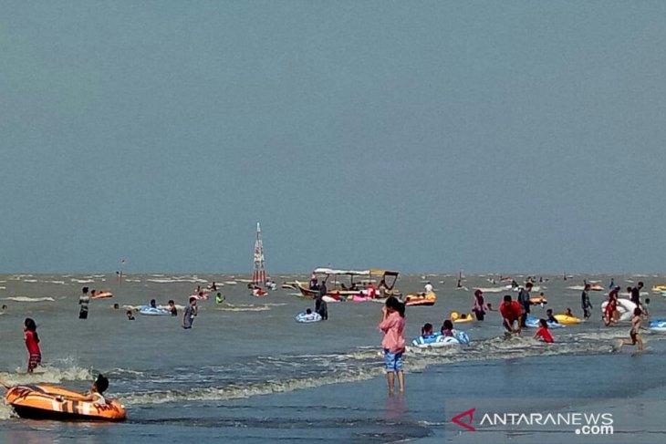 Wisatawan padati objek wisata Pantai Samudera Baru Karawang