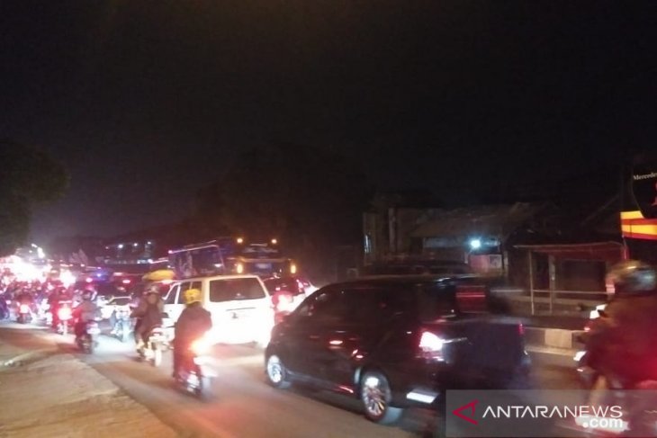 Jalan arteri Karawang macet akibat penerapan
