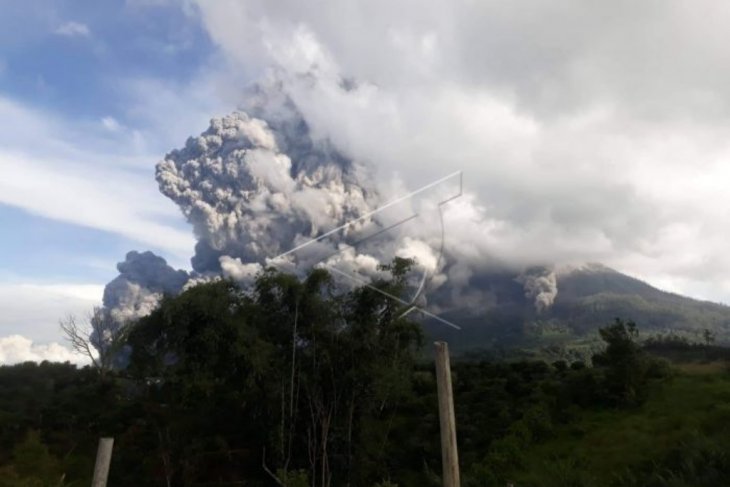 Gunung Sinabung erupsi