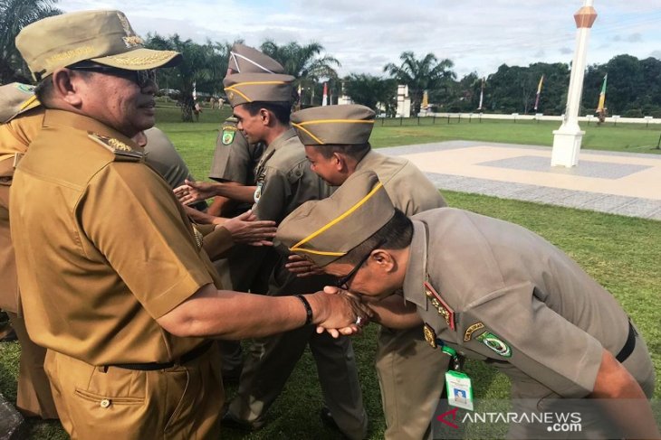 Memanfaatkan Gelar Upacara Rutin Sebagai Ajang Halal Bi Halal