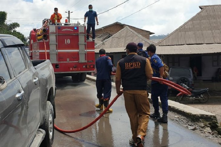 Puluhan desa terpapar debu vulkanik erupsi sinabung dibersihkan