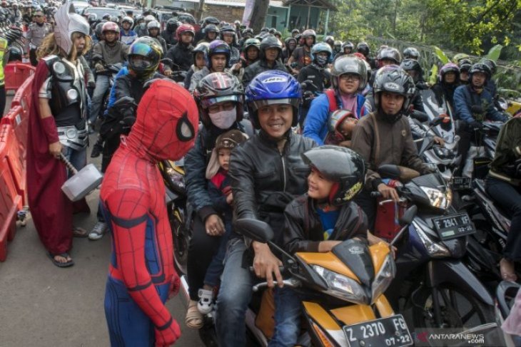 Superhero turun di jalan hibur pengendara