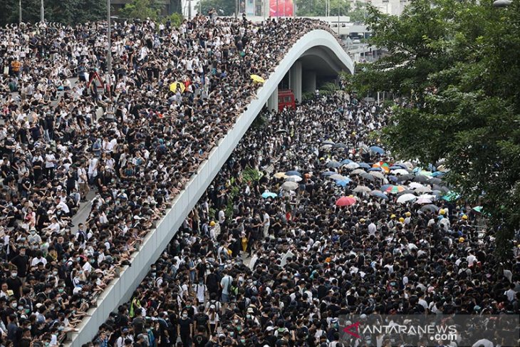 Hong Kong lumpuh unjuk rasa ribuan orang