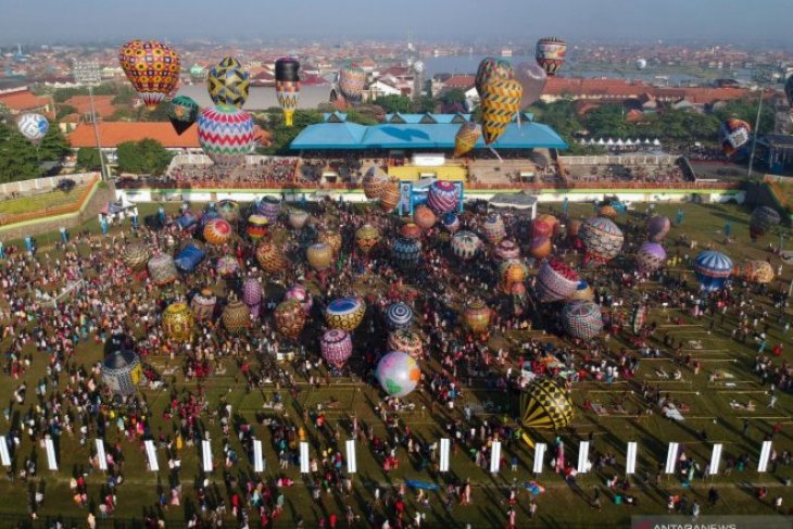 Suasana Festival Balon Udara Tradisional Di Pekalongan