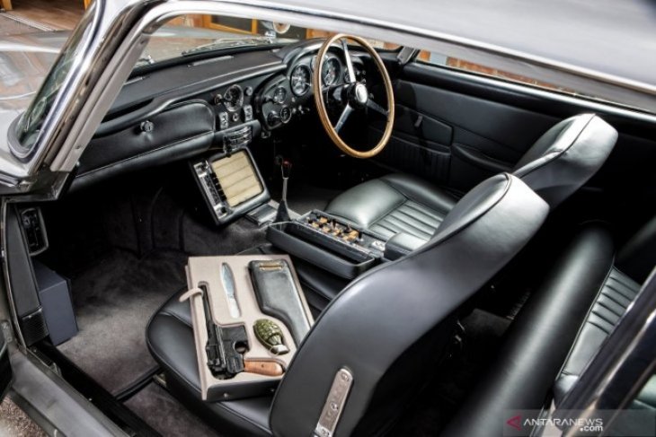 Mobil  Aston Martin tunggangan James Bond yang akan dilelang