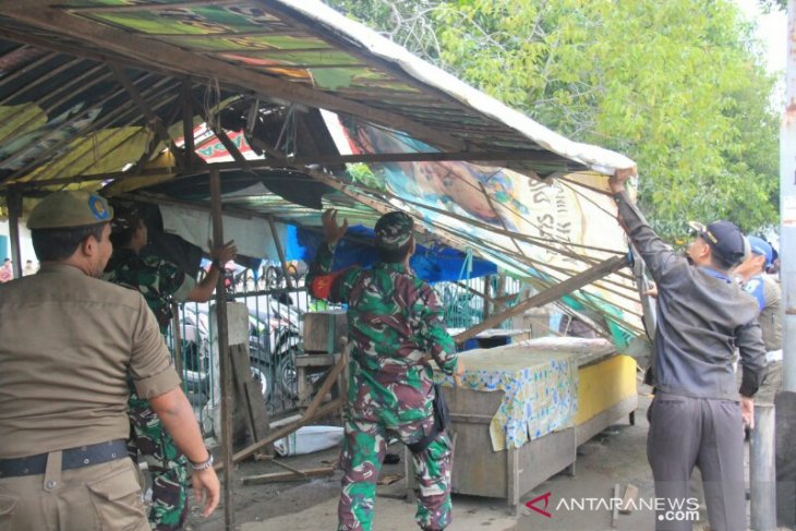 Satpol PP bongkar puluhan warung depan Ponpes Rakha