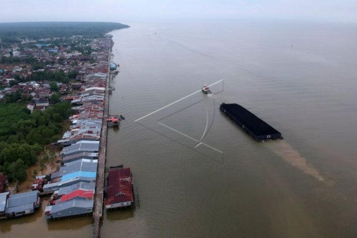 Angkutan tongkang batu bara di Jambi