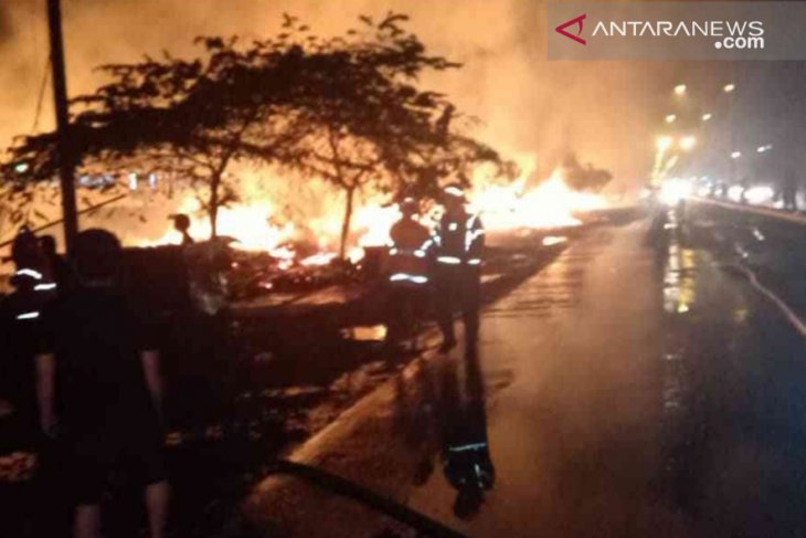 15 rumah semi permanen di Cikarang hangus dilahap si jago merah