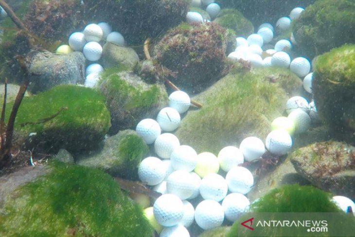Sampah Bola Golf Menumpuk di Dasar Samudra