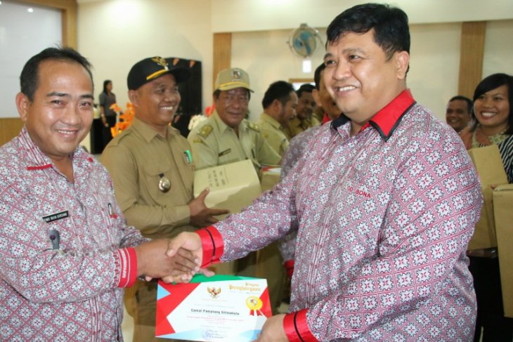 Pemkab Simalungun beri penghargaan camat dan kades atas pencapaian PBB