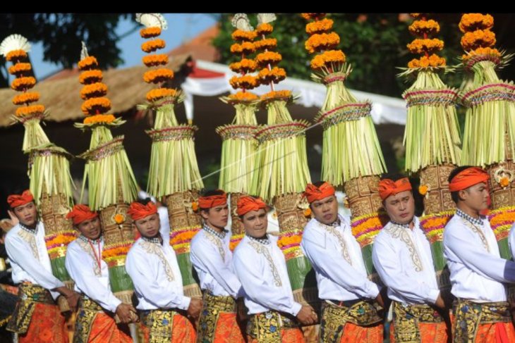 Parade Pesta Kesenian Bali