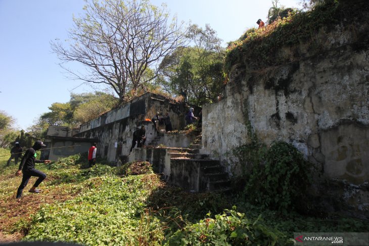 Bersih-bersih benteng Kedung Cowek