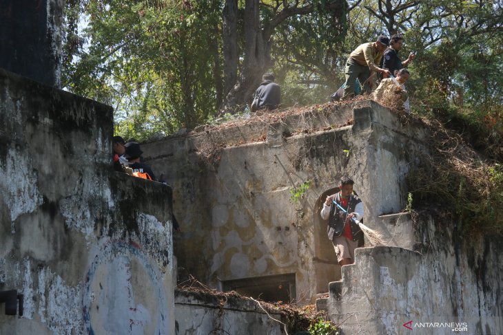 Bersih-bersih benteng Kedung Cowek