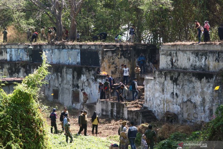 Bersih-bersih benteng Kedung Cowek