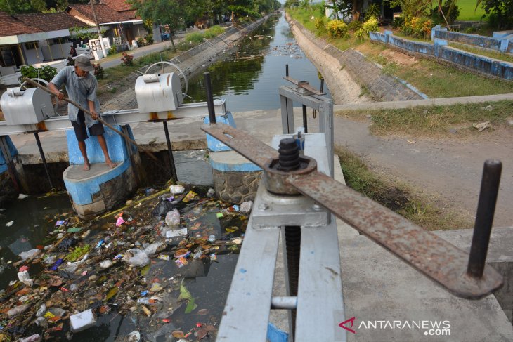 Sampah di sungai