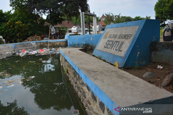 Sampah di sungai