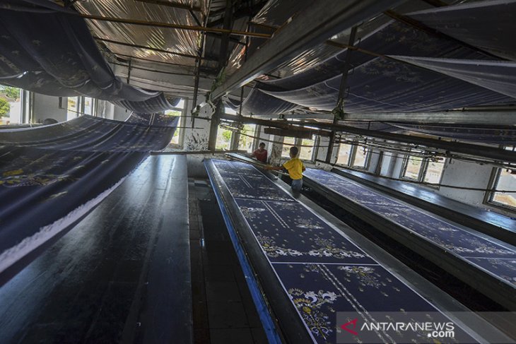 Produksi seragam batik sekolah meningkat 