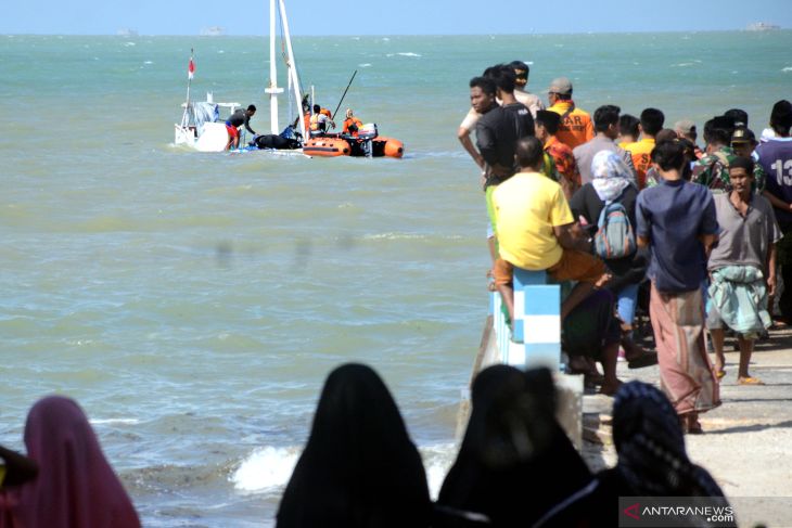 Evakuasi perahu karam