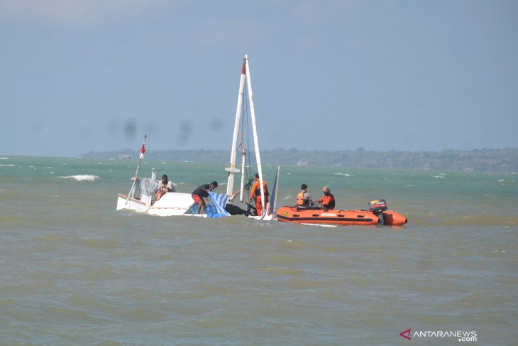 Evakuasi perahu karam