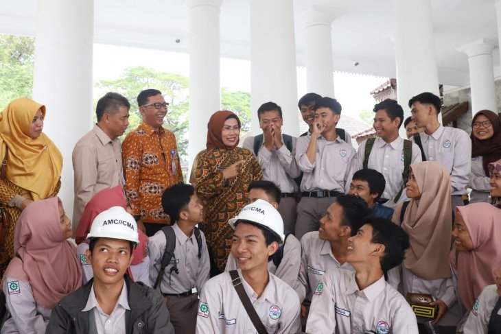 Bupati Serang bersama para penerima beasiswa