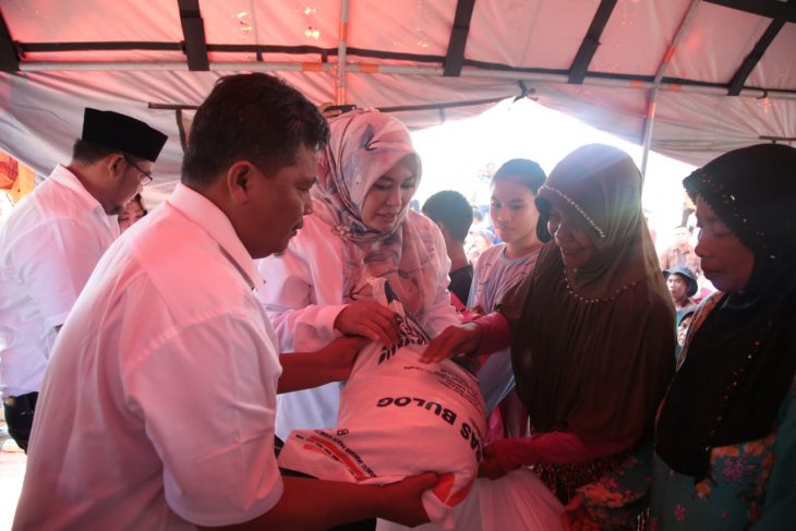 Bupati Pandeglang serahkan huntara