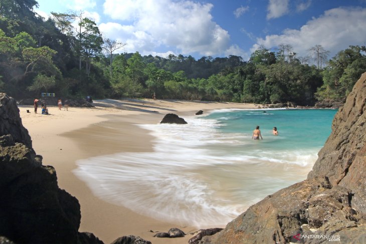 Wisata Pantai Teluk Hijau