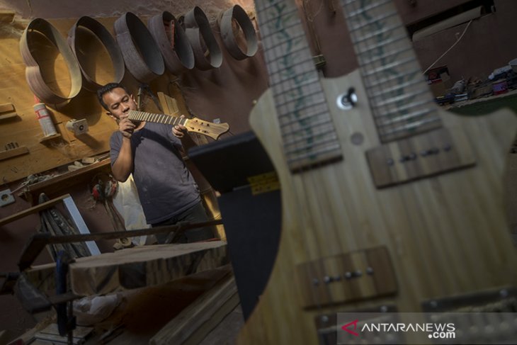 Produksi gitar berbahan bambu 