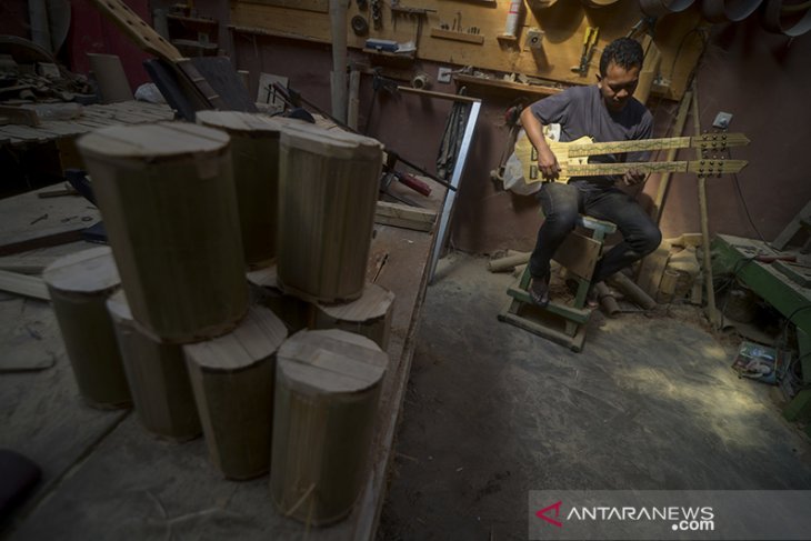 Produksi gitar berbahan bambu 