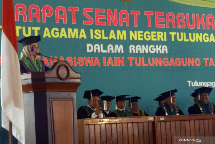 Wisuda Arumi Bachsin di IAIN Tulungagung