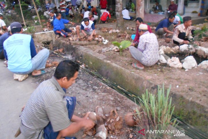 Tradisi kupas kelapa