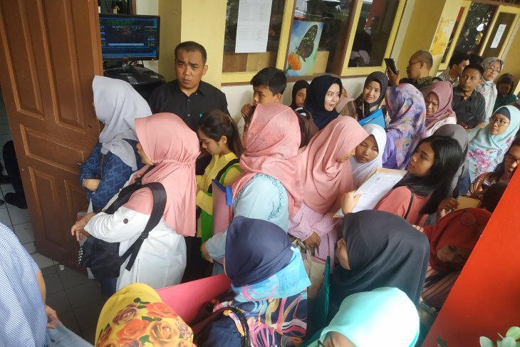 Daftar Anak Sekolah Orang Tua Harus Antre Sejak Dini Hari Antara News Bengkulu