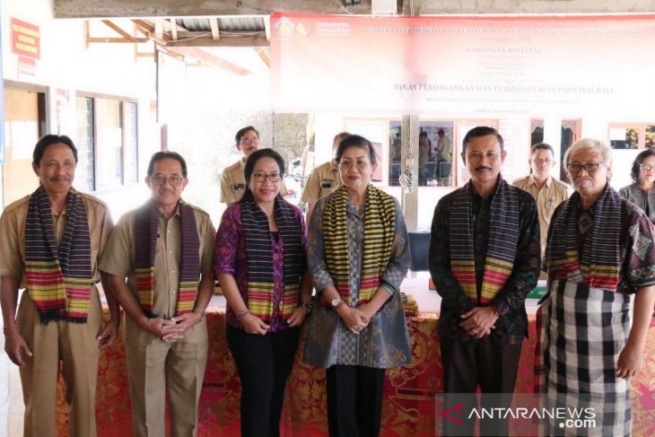 Dekranasda dorong warga gunakan produk tenun asli Bali