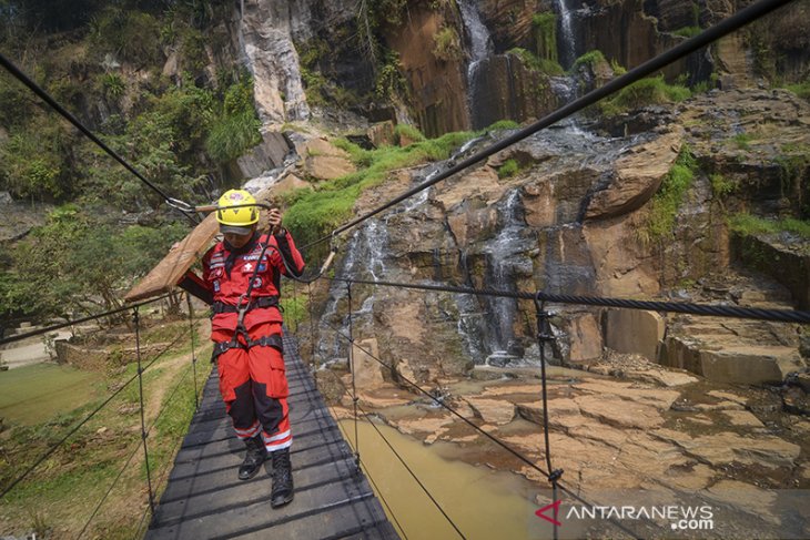 Ekspedisi 1000 jembatan gantung untuk Indonesia 