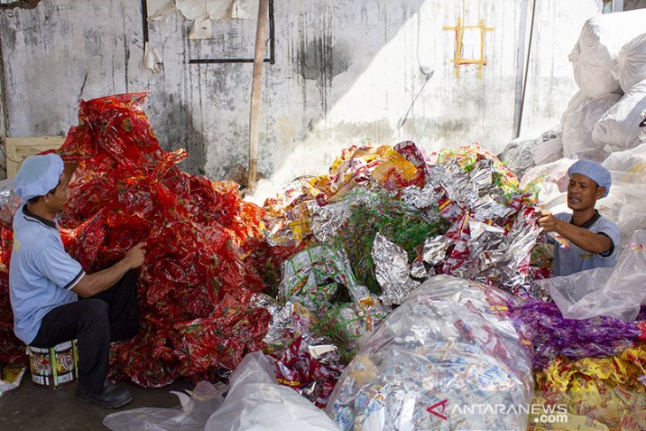 Target daur ulang limbah plastik 
