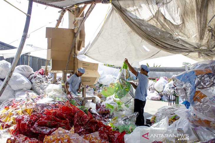 Target daur ulang limbah plastik 